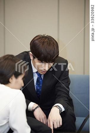 分かち合い 分け合う 男 33620982