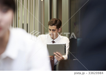 ビジネス 室内 若い男 33620984