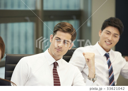 ビジネスマン 若い男 若い男性 33621042