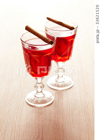 Two glasses of mulled wine 33621520