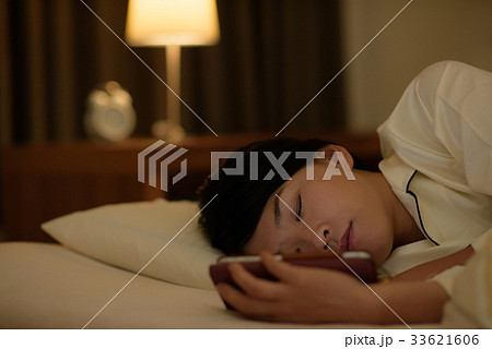 ベッドでスマホを見る女性 33621606