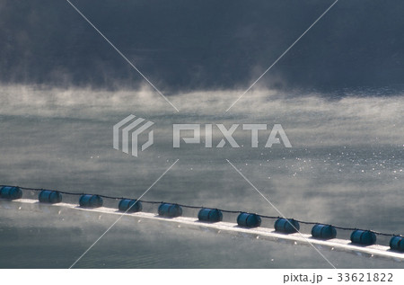 靄を上げる湖面の朝 33621822