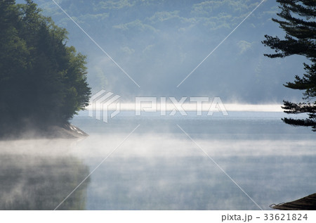 靄を上げる湖面の朝 靄を上げる湖面の朝 33621824