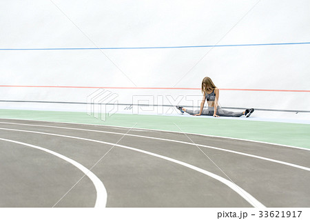 Sportive girl posing outdoors 33621917