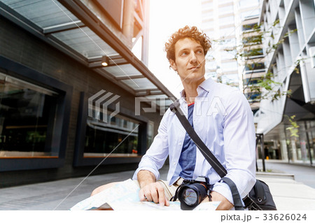Male tourist in city 33626024
