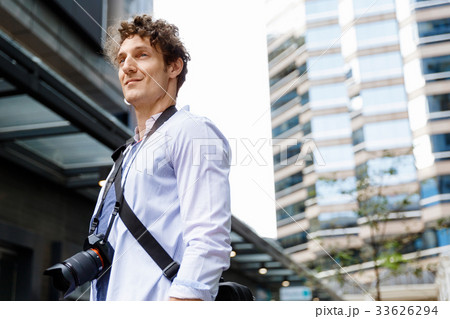 Male tourist in city 33626294