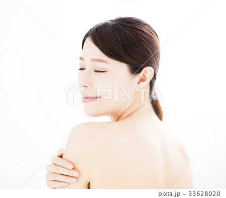 Beautiful Young Woman with Clean Fresh Skin. 33628020
