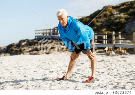 Athlete man tired after long running 33628674