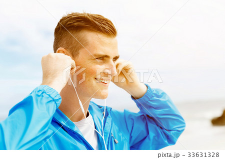 Sports and music. man getting ready for jogging 33631328