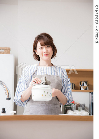 キッチン 女性 キッチン 女性 33632425