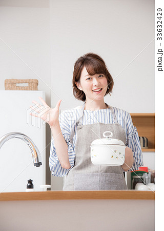 キッチン　女性 33632429