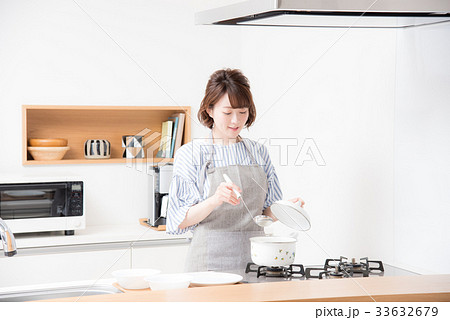 キッチン　女性 33632679