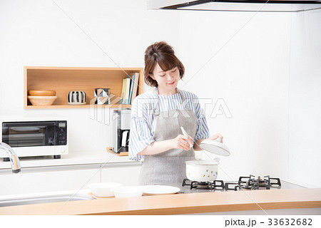 キッチン　女性 33632682