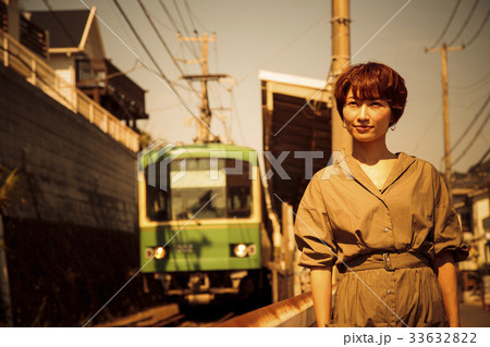 夕方 女性 旅行 湘南 江ノ電 ショートトリップ 散策 散歩 一人旅 夕方 女性 旅行 湘南 江ノ電 ショートトリップ 散策 散歩 一人旅 33632822