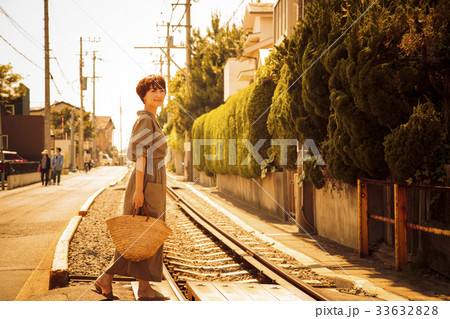 夕方 女性 旅行 湘南 江ノ電 ショートトリップ 散策 散歩 一人旅 夕方 女性 旅行 湘南 江ノ電 ショートトリップ 散策 散歩 一人旅 33632828