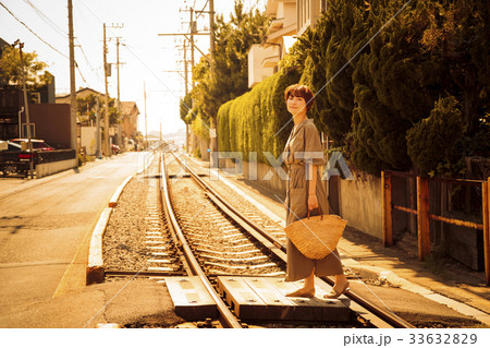 夕方 女性 旅行 湘南 江ノ電 ショートトリップ 散策 散歩 一人旅 夕方 女性 旅行 湘南 江ノ電 ショートトリップ 散策 散歩 一人旅 33632829