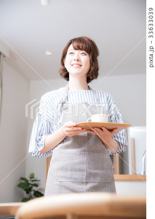 キッチン　女性 33633039