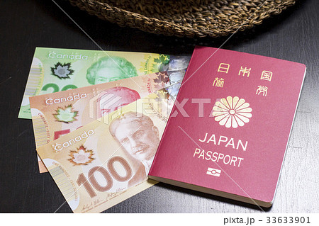 カナダドルと日本のパスポート カナダドルと日本のパスポート 33633901