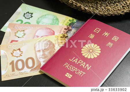 カナダドルと日本のパスポート カナダドルと日本のパスポート 33633902