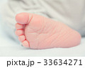 Baby's foot 33634271