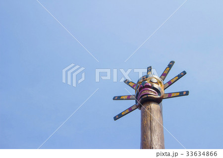 青空に映えるカラフルなトーテムポール 青空に映えるカラフルなトーテムポール 33634866