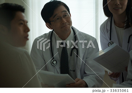 医療方針を確認する医療チーム 33635061