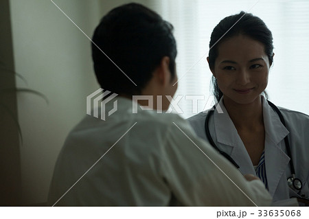 医療方針を確認する医療チーム 医療方針を確認する医療チーム 33635068