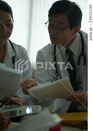 医療方針を確認する医療チーム 33635194