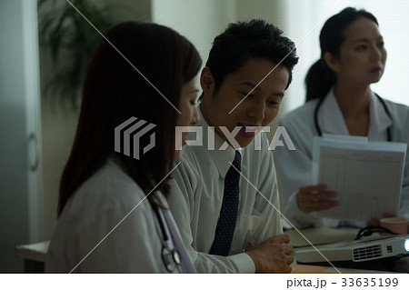 治療方針を確認する医療チーム 治療方針を確認する医療チーム 33635199