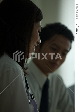 治療方針を確認する医療チーム 33635201