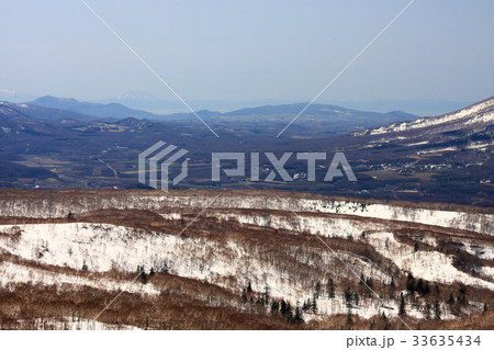 早春の本倶登山から見る噴火湾越しの駒ヶ岳 早春の本倶登山から見る噴火湾越しの駒ヶ岳 33635434