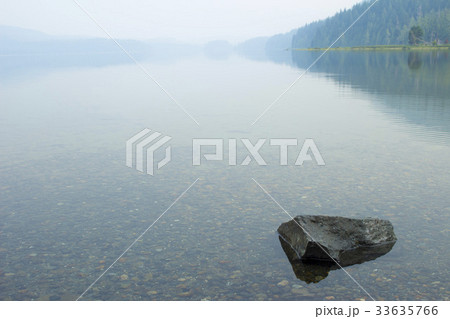 幻想的な霞のかかった湖の浅瀬 幻想的な霞のかかった湖の浅瀬 33635766