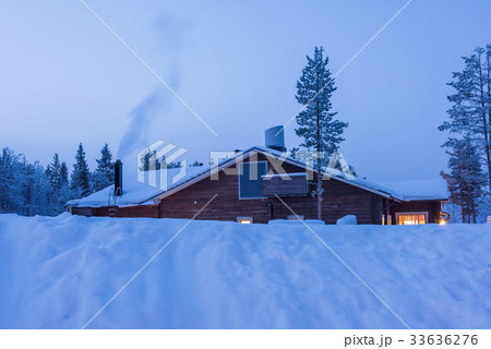 雪のフィンランド ロヴァニエミの山小屋の写真素材