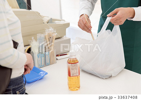 レジ 接客 袋詰め コンビニ 店員 レジ 接客 袋詰め コンビニ 店員 33637408