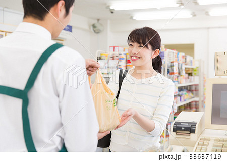 コンビニ 売店 買いもの レジ 支払い 女性 33637419
