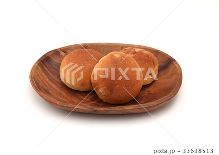 お皿にのせた 朝食 レーズンパン テーブルロール 白背景 お皿にのせた 朝食 レーズンパン テーブルロール 白背景 33638513