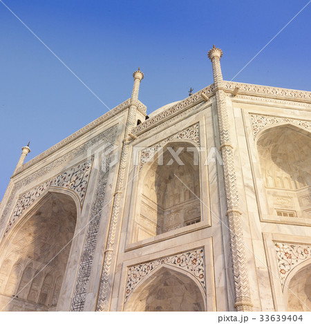 Amazing view on the Taj Mahal in sunset light 33639404