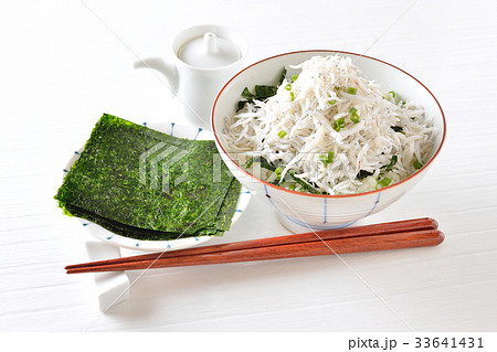朝食、和食の「釜揚げしらす、焼き海苔、板海苔と炊き立てご飯」イメージ。 33641431