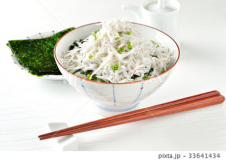 朝食、和食の「釜揚げしらす、焼き海苔、板海苔と炊き立てご飯」イメージ。 朝食、和食の「釜揚げしらす、焼き海苔、板海苔と炊き立てご飯」イメージ。 33641434