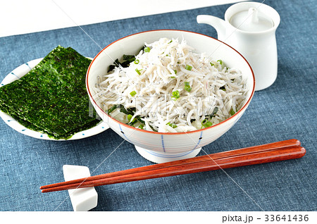 朝食、和食の「釜揚げしらす、焼き海苔、板海苔と炊き立てご飯」イメージ。 朝食、和食の「釜揚げしらす、焼き海苔、板海苔と炊き立てご飯」イメージ。 33641436
