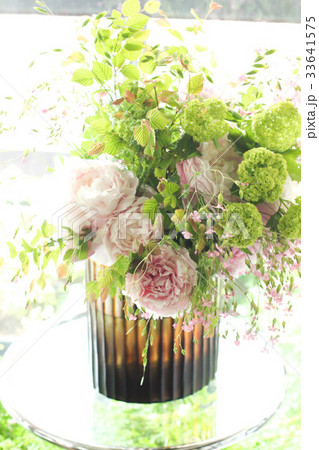 春の爽やかなブーケ (バラ ビバーナム) 春の爽やかなブーケ (バラ ビバーナム) 33641575