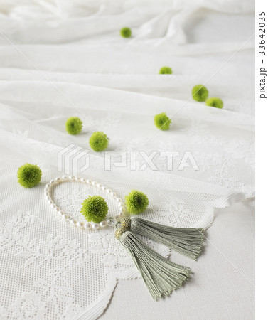 スプレーマムと真珠の数珠 33642035