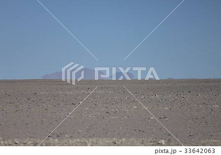 南米チリ北部カラマ近郊の砂漠地帯から見る陽炎に揺らめく遥かな山 33642063