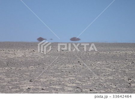 南米チリ北部カラマ近郊の砂漠地帯から見る陽炎に揺らめく遥かな山 南米チリ北部カラマ近郊の砂漠地帯から見る陽炎に揺らめく遥かな山 33642464