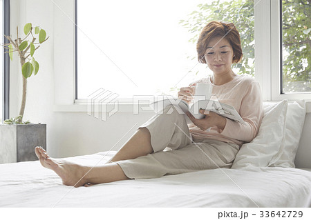 読書 座る 女性 33642729