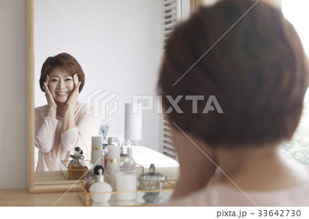 鏡 笑顔 微笑 33642730