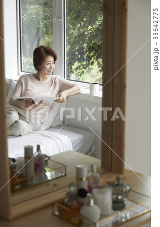 読書 女性 女 33642775