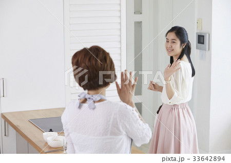 東洋人 室内 ママ 33642894