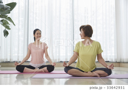 娘 座る ママ 33642931