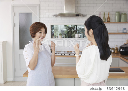 東洋人 室内 ママ 33642948